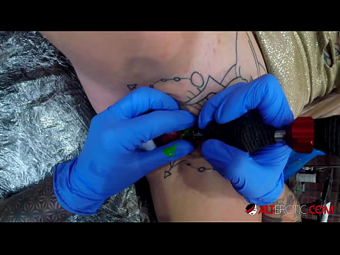 ❤️ Extrem tattooed Hottie Sully Savage krut en Tattoo op hirem Klitoris ❤❌ Porno bei eis ﹏