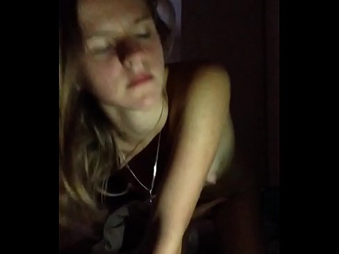 ❤️ E Meedchen masturbéiert a kummt ❤❌ Porno bei eis ﹏
