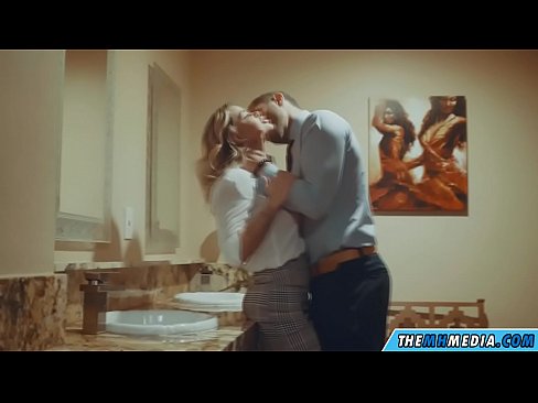❤️ Wann eng Busty Blond Iech an engem ëffentlechen Toilette verféiert ❤❌ Porno bei eis ﹏